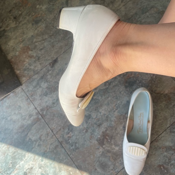 Vintage white mod leather shoes small heel Red Cross nurse sz 10 - Picture 3 of 9